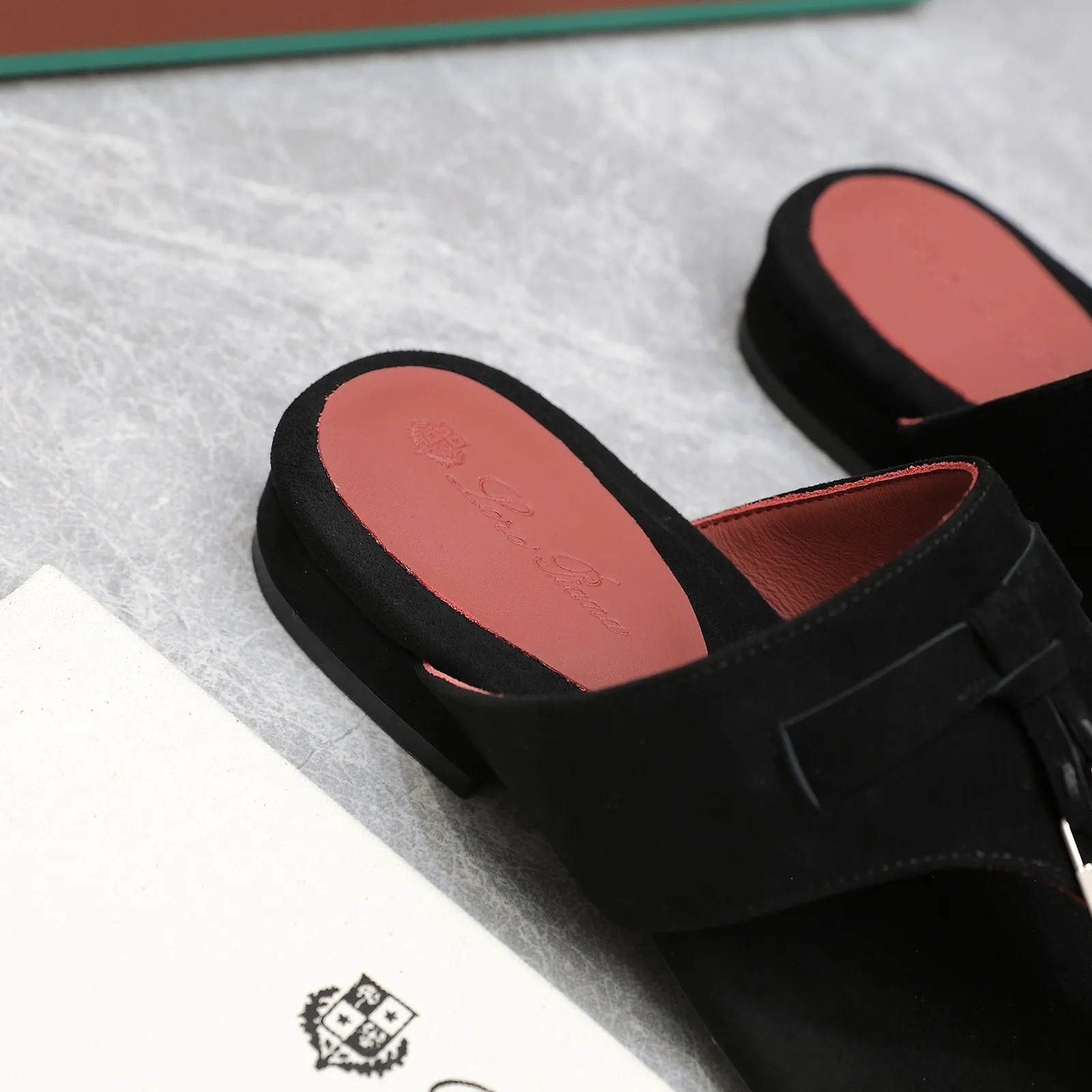 👟👟Ex-factory price 560👟👟 Purchasing-grade [Loro Piana] LP Mindil series T-strap thong sandals ✔️Top quality ✔️Soft sheep leather forms a tailor-made band that meets at the top of the upper and is fixed by a strong elastic ankle design. One is adorned with a discreet horn padlock, the other a gold circle badge. With its simple construction and sophisticated feel, these sandals are ideal for summer. ✔️Material: imported sheepskin fabric, sheepskin lining and feet ✔️Imported genuine leather outsole ✔️Code number: 35-42 (35/41/42 custom-made, non-refundable)